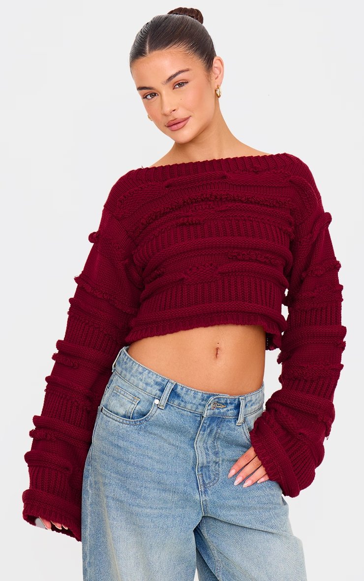 Pretty Little Thing – Pull court en maille tricot épaisse rouge foncé à col large et contraste en relief à 35,00 € chez Pretty Little Thing