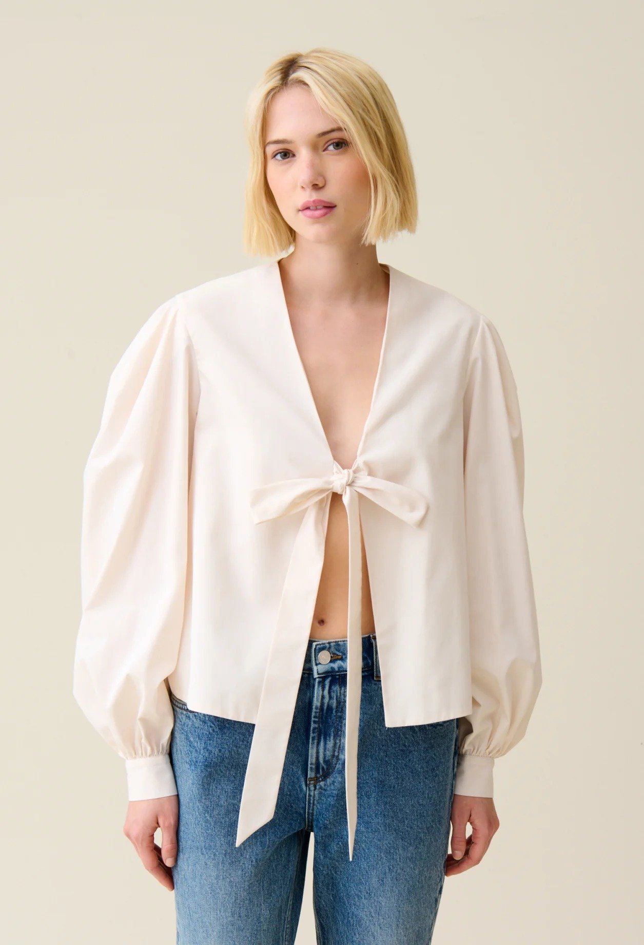 Claudie Pierlot – Blouse col V à nouer à 195 € chez Claudie Pierlot