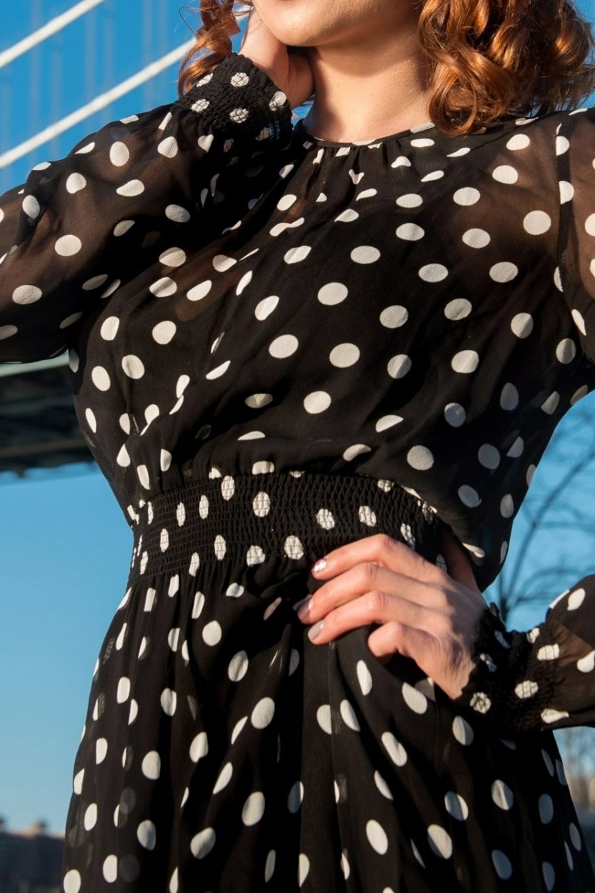 Focus sur la robe à pois : 10 inspirations pour la porter avec élégance