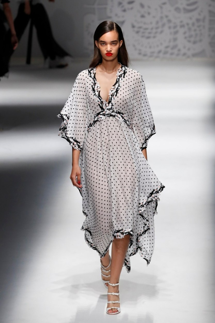 Défilé Blumarine – Robe blanches à pois noirs à manches amples et coupe évasée