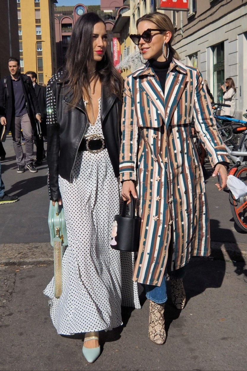 Street style de Fashion Week – Femme portant une robe décolletée blanche fluide à pois noirs avec un perfecto à texture cuir noir