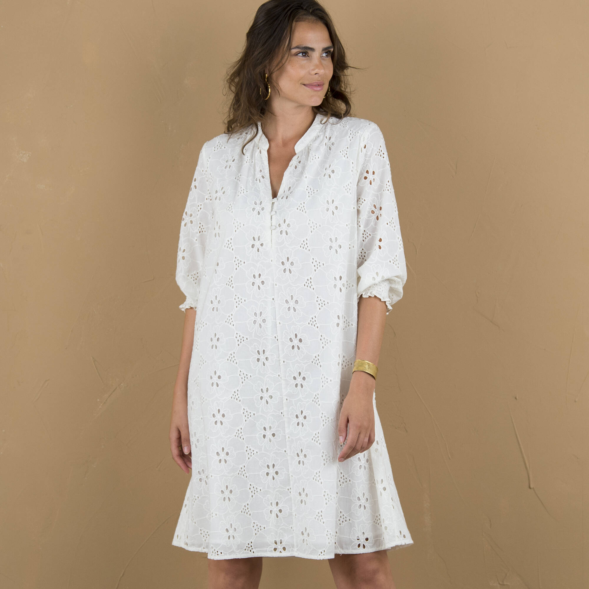 Robe housse évasée, broderie anglaise