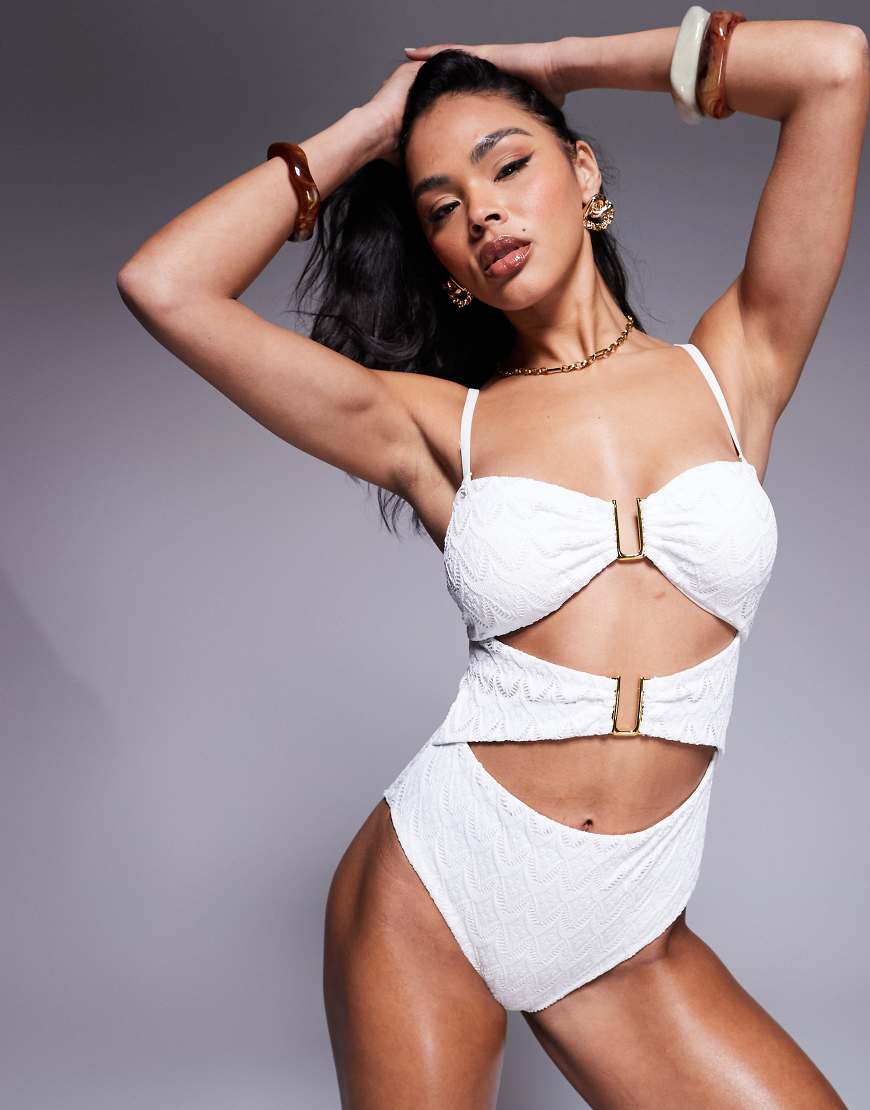 Maillot 1 pièce en broderie anglaise avec découpes et détails métalliques en U