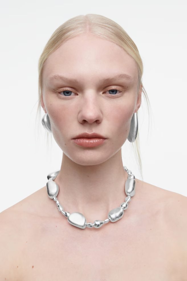 COS – COLLIER PERLÉ DE GALETS à 69 € chez COS