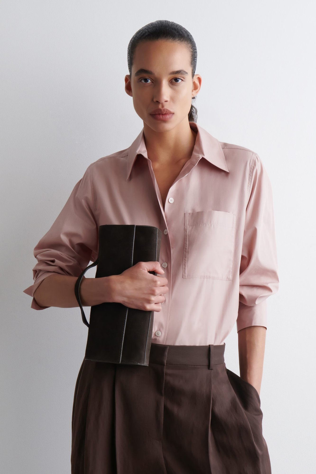 COS – CHEMISE HABILLÉE EN COTON PIMA à 69 € chez COS
