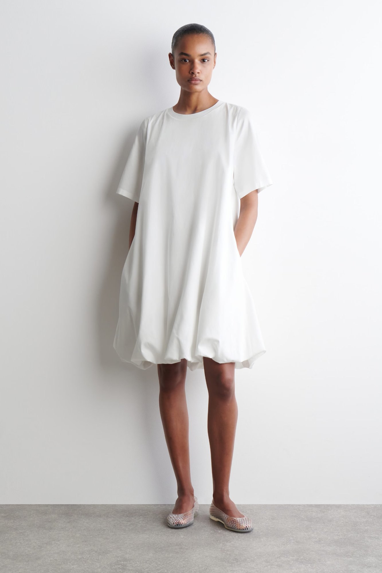 ROBE COURTE À OURLET BULLE