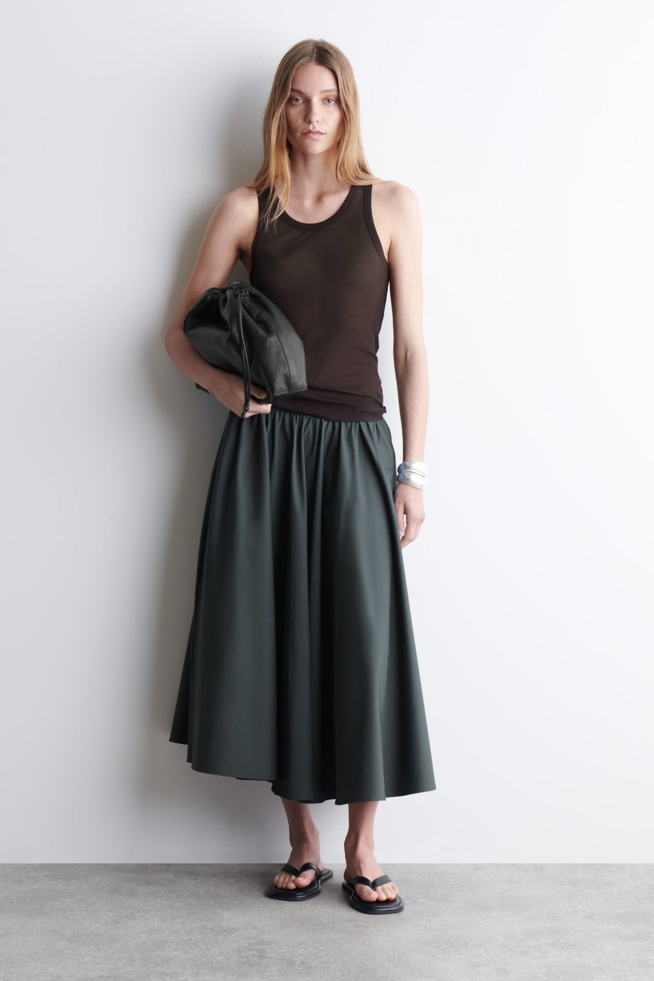 COS – JUPE MIDI TRAPÈZE FRONCÉE à 99 € chez COS