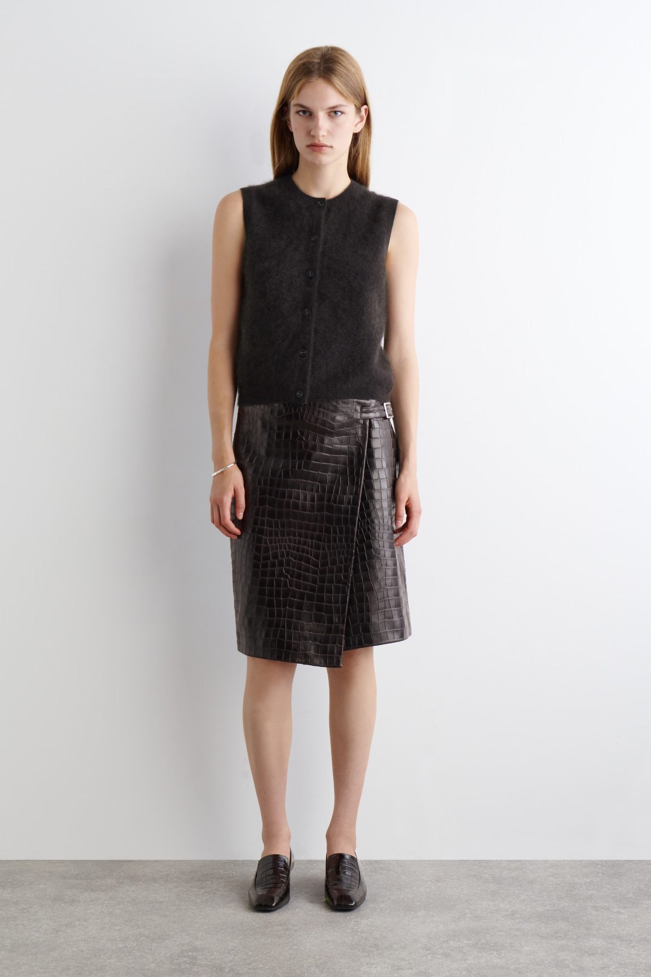 COS – JUPE PORTEFEUILLE EN CUIR EFFET CROCO à 399 € chez COS