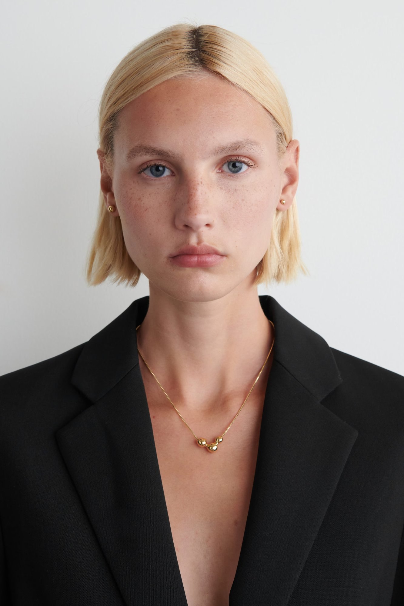 COS – BOUCLES D’OREILLES DÉPAREILLÉES FAÇON BULLES à 19 € chez COS