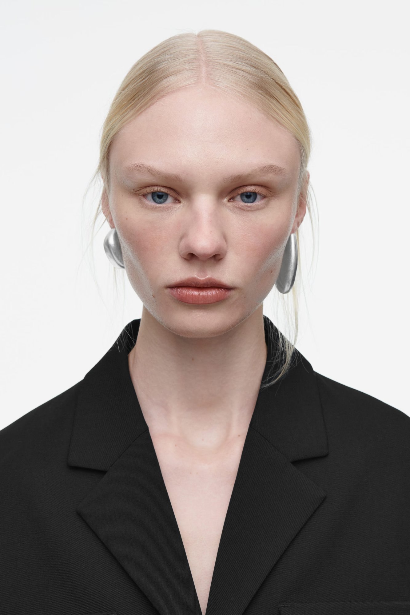 COS – BOUCLES D’OREILLES DÉPAREILLÉES FAÇON GALETS à 39 € chez COS