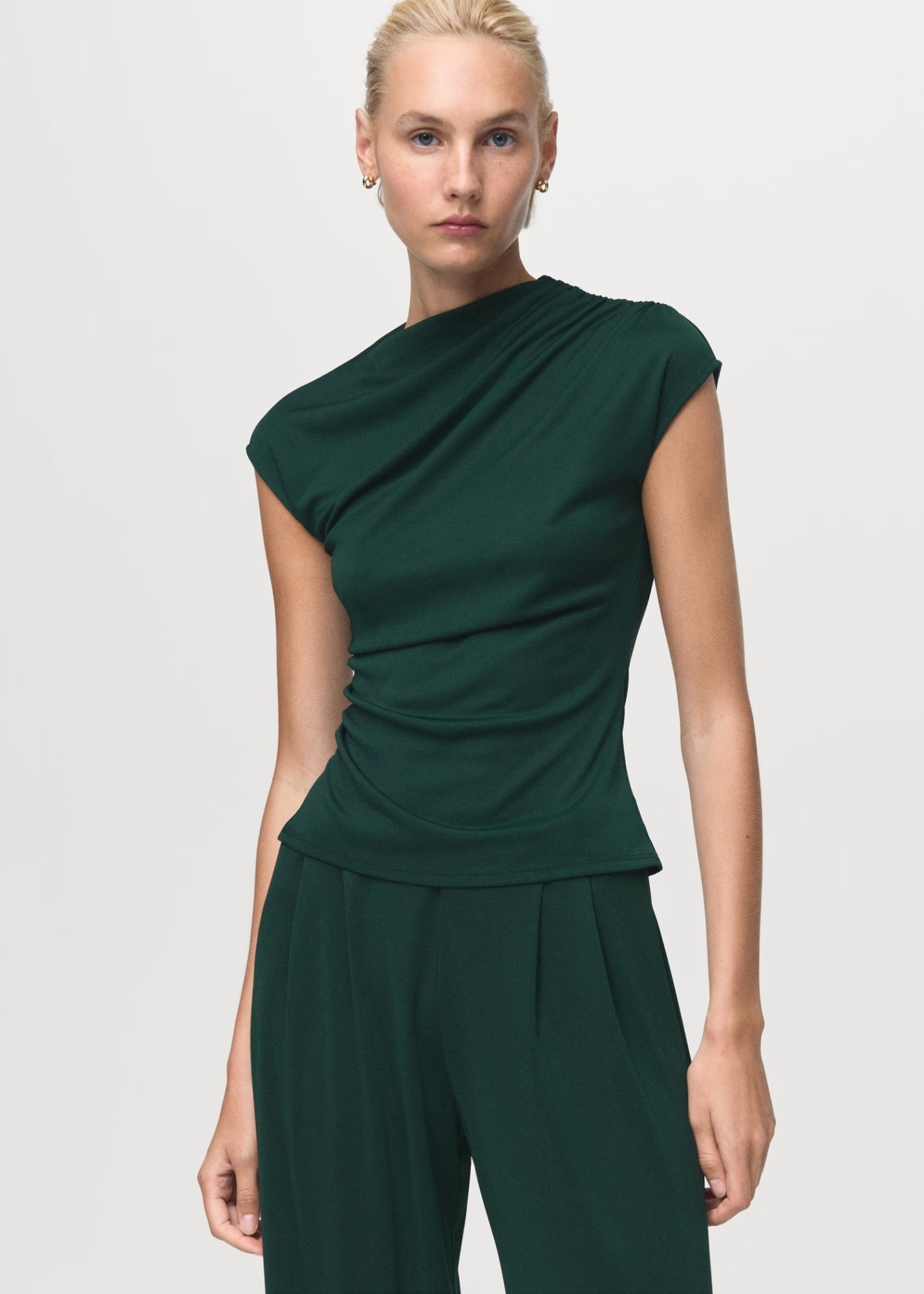 MANGO – T-shirt col asymétrique froncé à 22,99 € chez Mango
