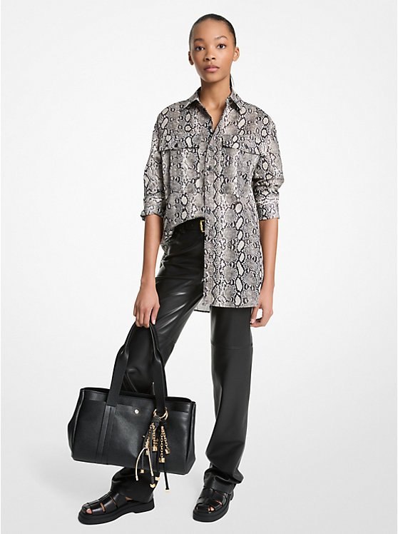 Michael Kors – Chemise en linon de coton à imprimé serpent à 175 € chez Michael Kors