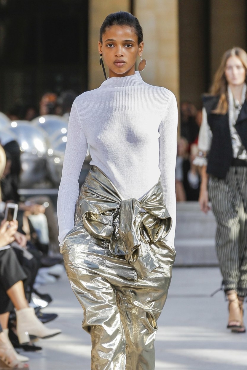 Le sous-pull à col roulé, l’indispensable du look automne-hiver