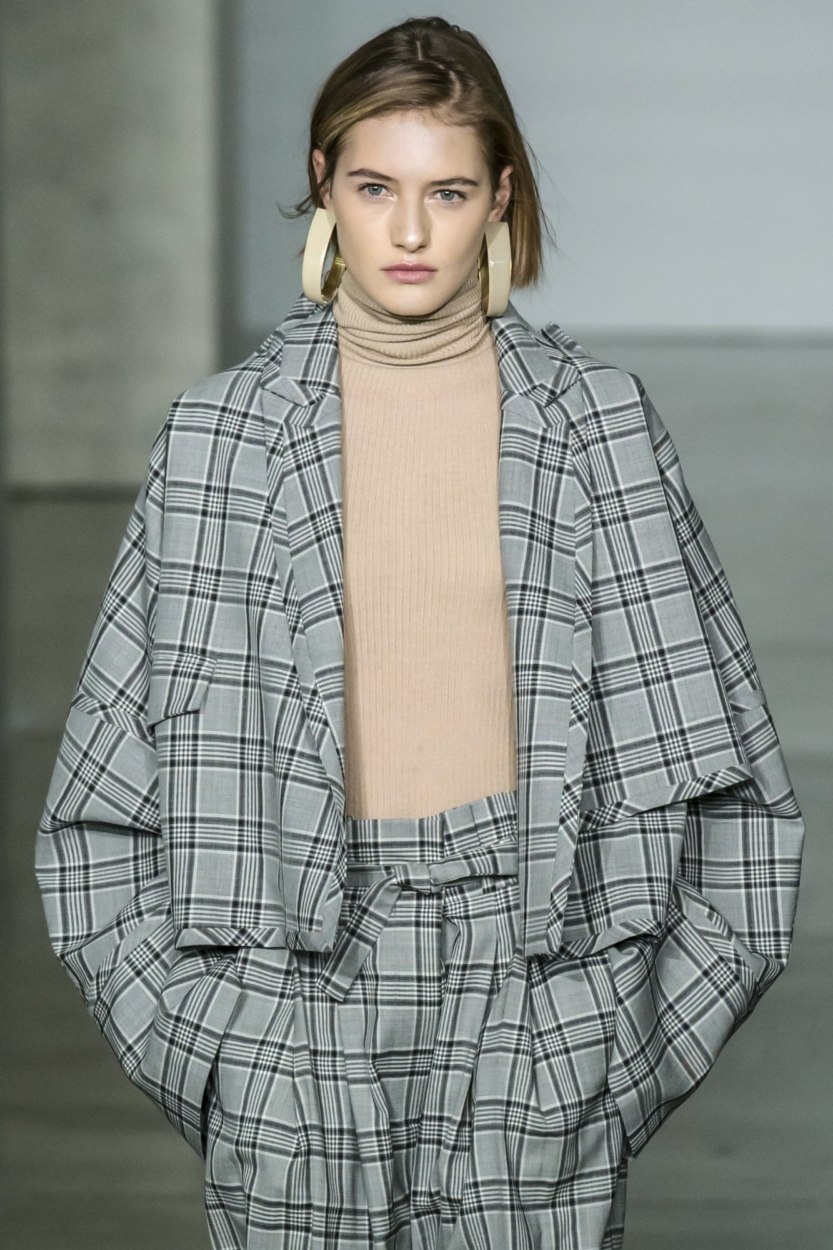 Le sous-pull à col roulé, l’indispensable du look automne-hiver
