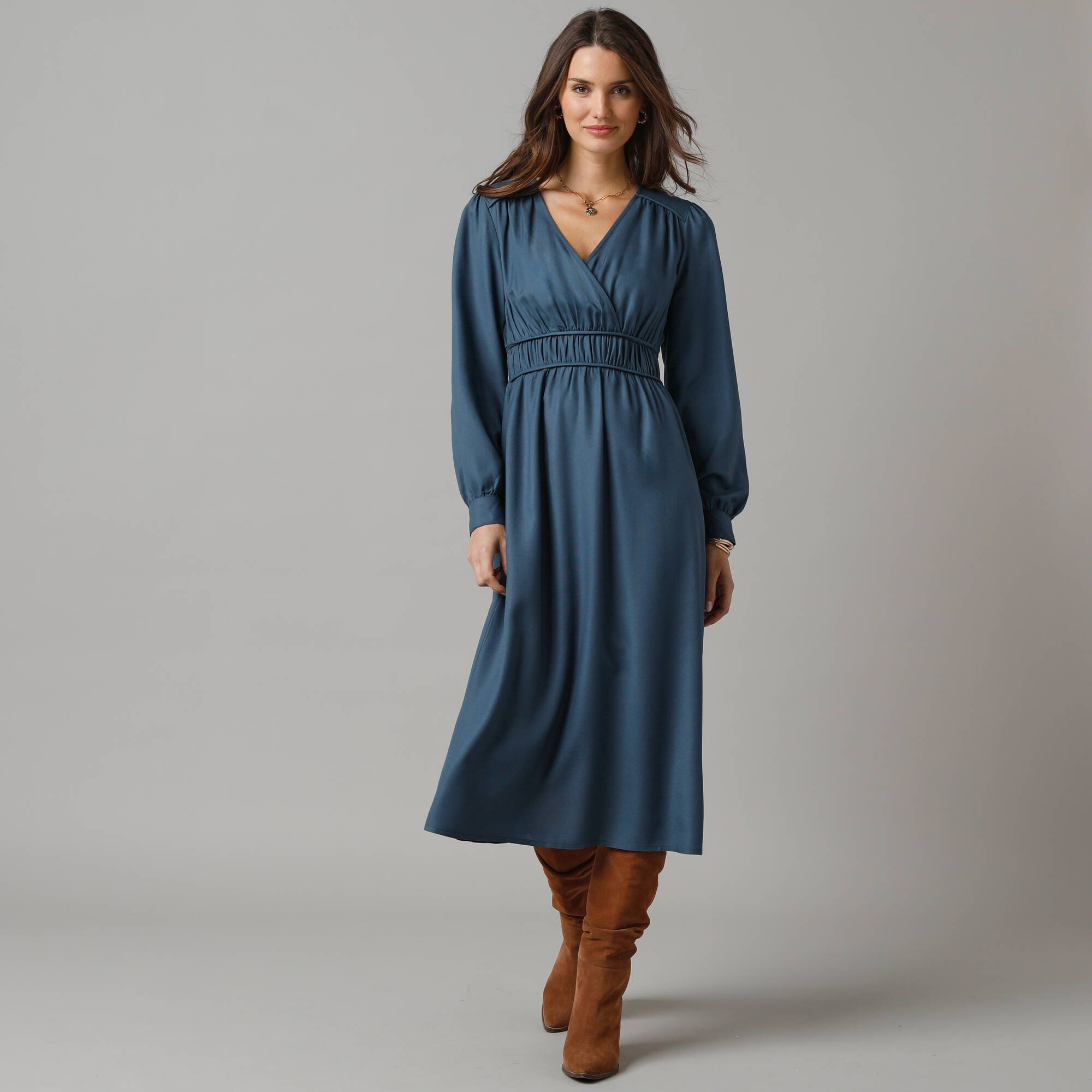 Lora Zellini – Robe unie manches longues, détails volantés à 39,99 € chez Blancheporte