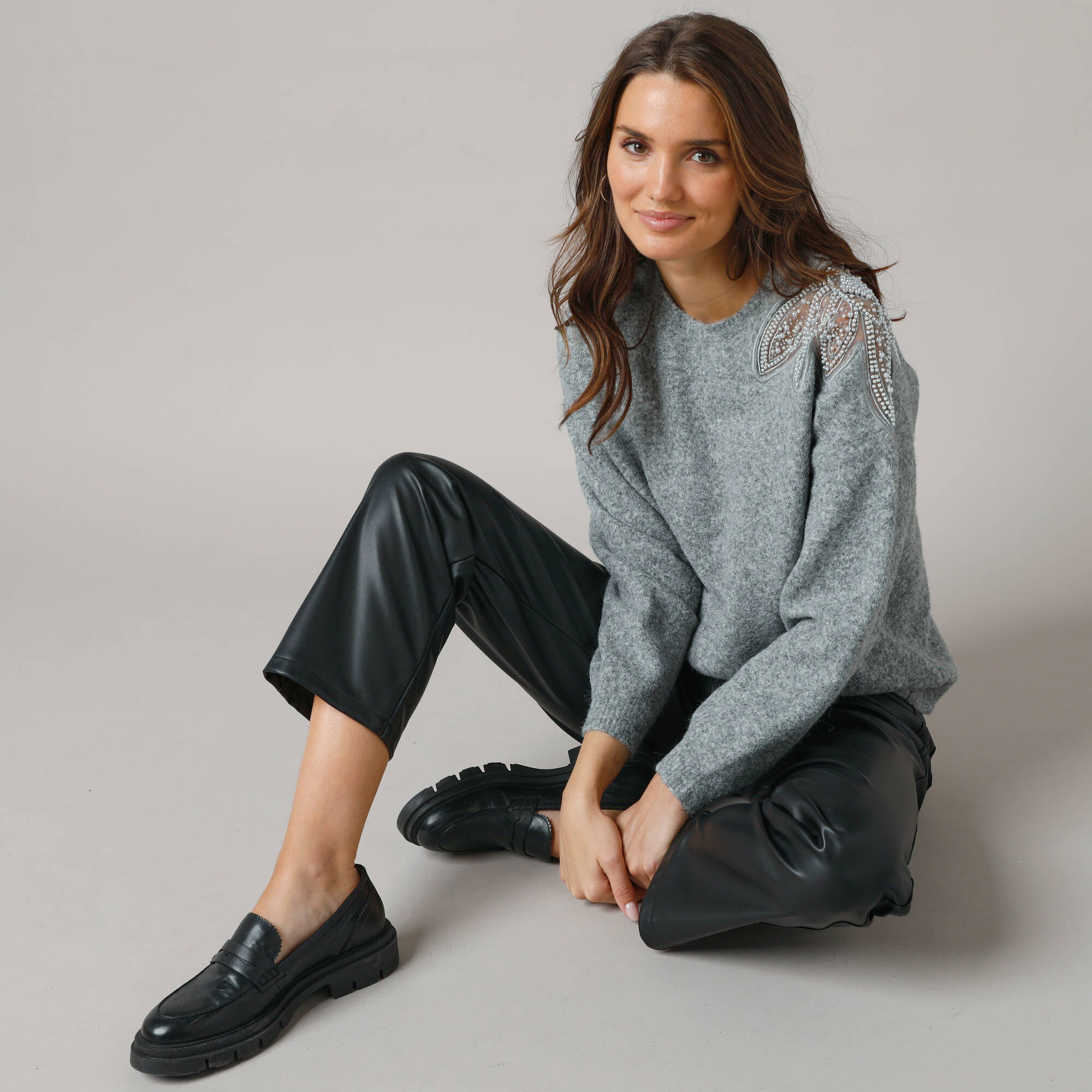 Lora Zellini – Pull col rond en laine mélangé, empiècement perles fantaisies à 49,99 € chez Blancheporte