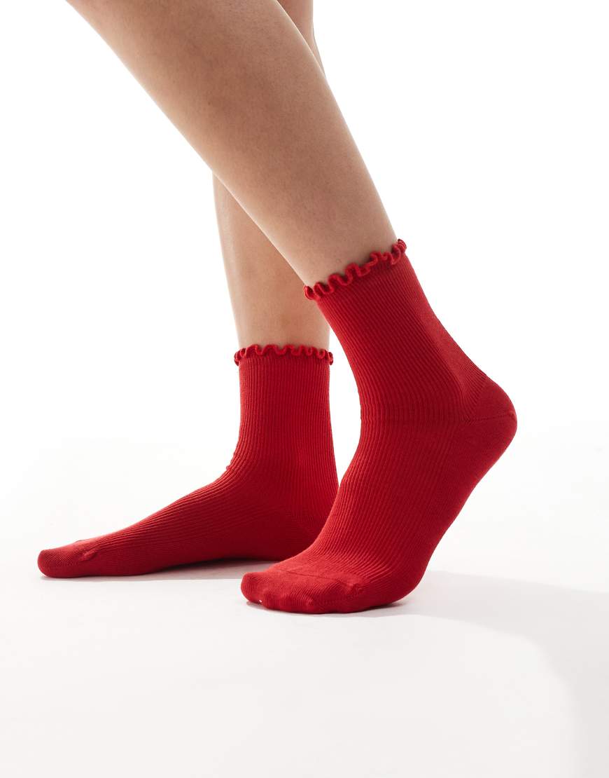 ASOS DESIGN – Chaussettes à bord volanté – Rouge à 5,99 € chez ASOS