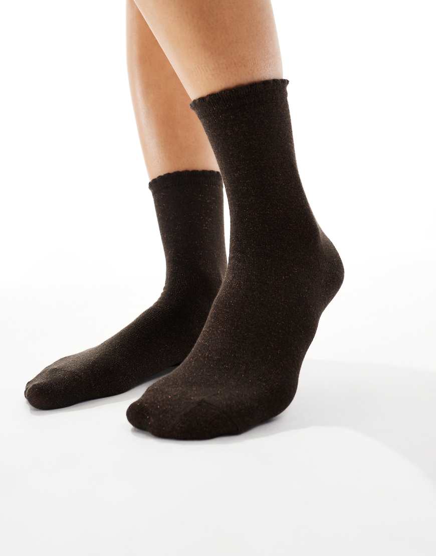 Pieces – Chaussettes pailletées – Marron chocolat à 4,99 € chez ASOS