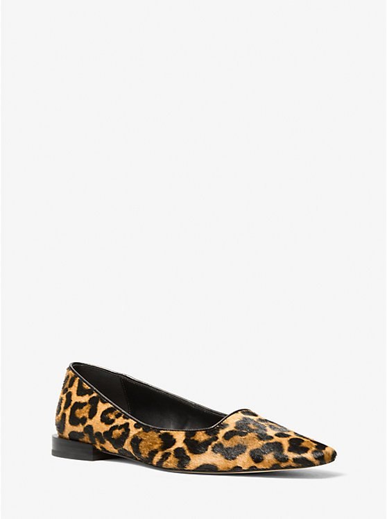 Michael Kors – Ballerine Darrah en poil de vachette à imprimé léopard à 150 € chez Michael Kors