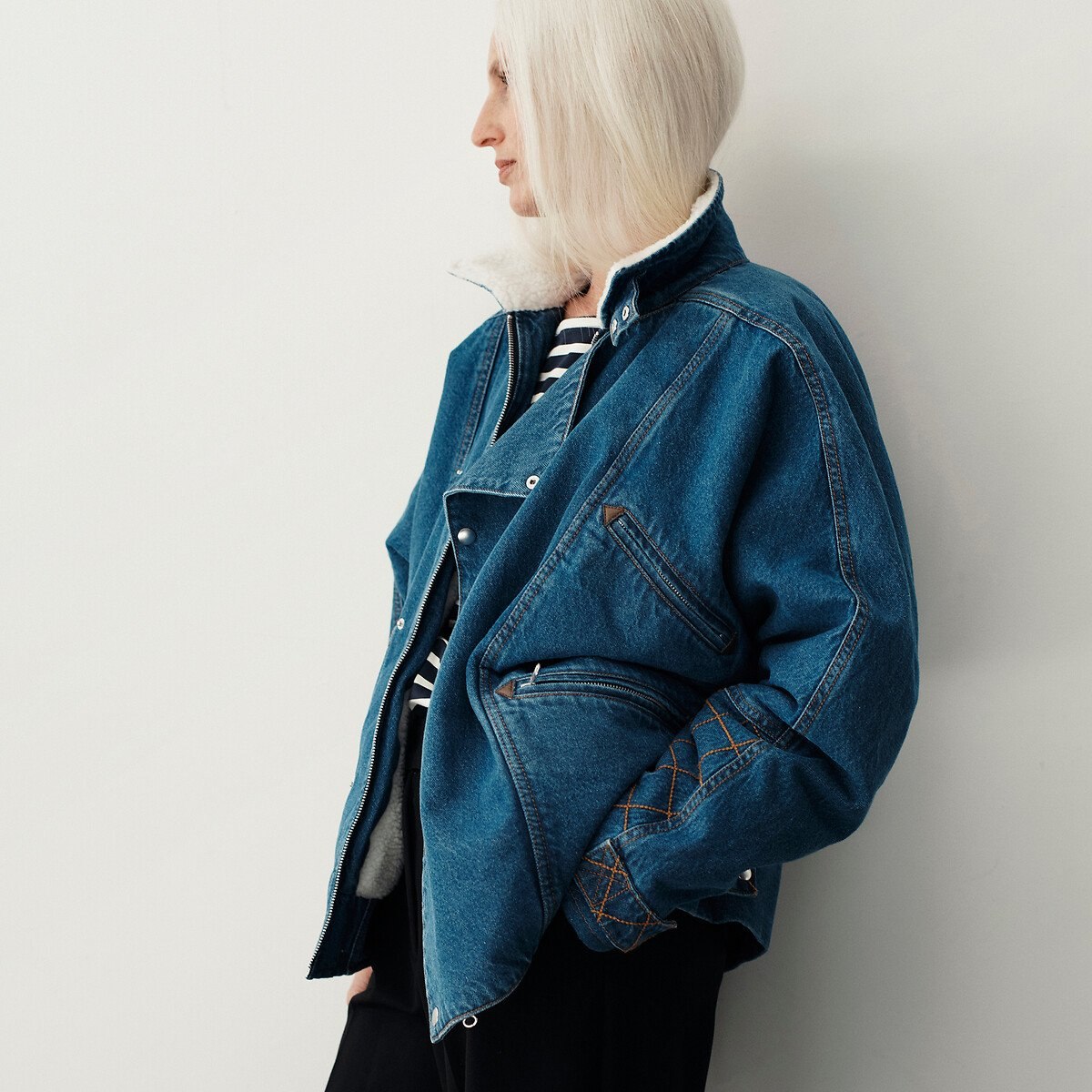 Blouson court en denim délavé, esprit motard