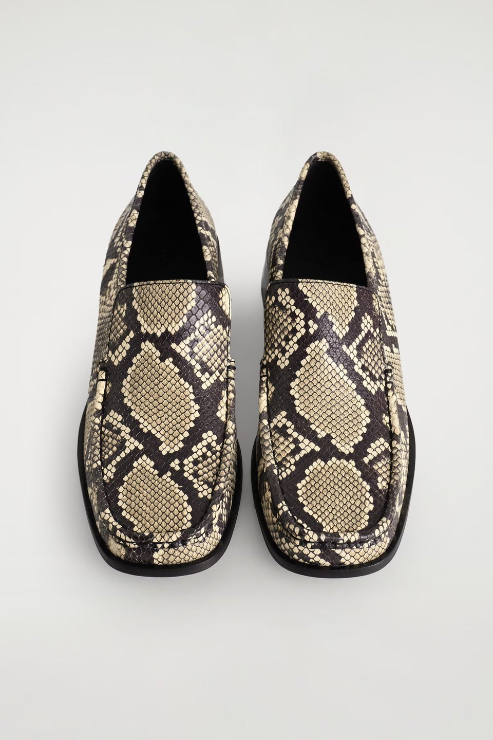 COS&nbsp;&ndash;&nbsp;MOCASSINS EN CUIR &Agrave; TALON ET BOUT CARR&Eacute; &agrave; 129&nbsp;&euro; chez COS