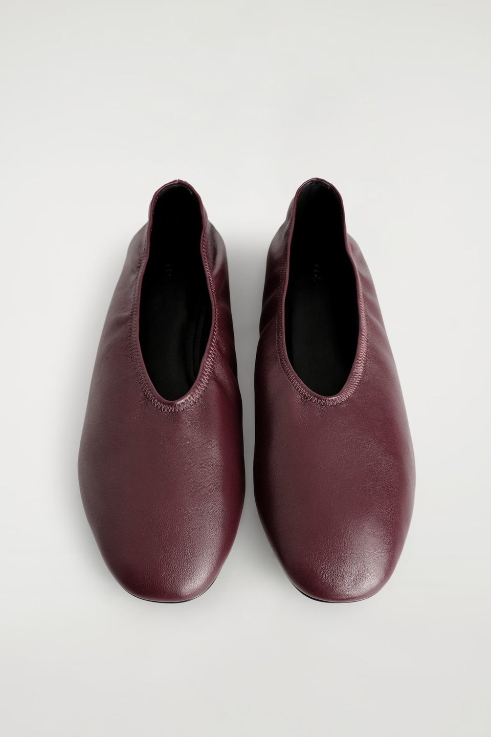 COS&nbsp;&ndash;&nbsp;BALLERINES MINIMALISTES EN CUIR &agrave; 99&nbsp;&euro; chez COS