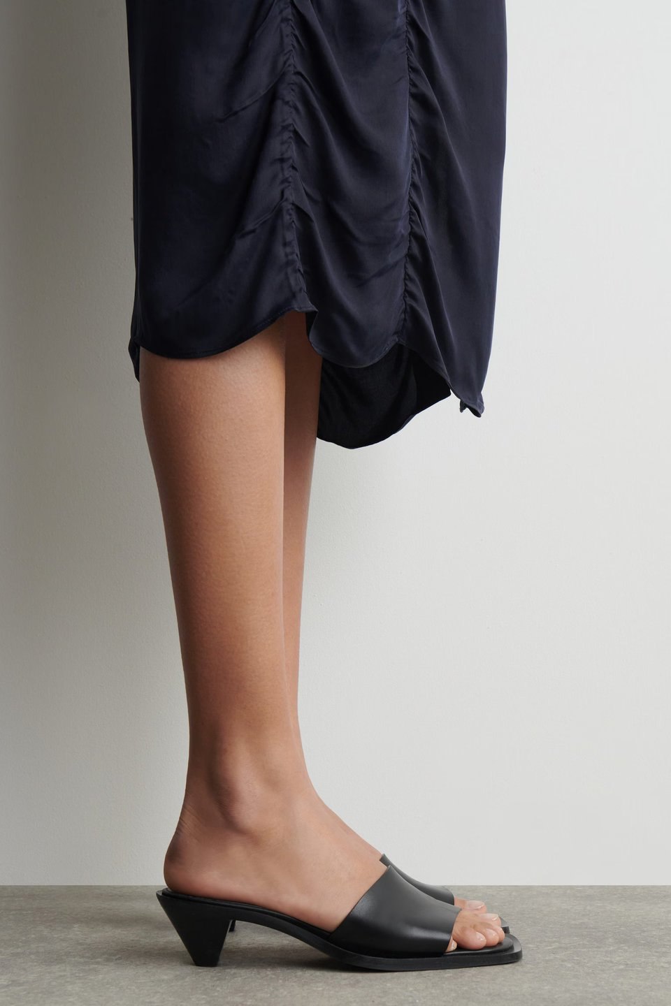 COS&nbsp;&ndash;&nbsp;MULES EN CUIR &Agrave; PETIT TALON &agrave; 149&nbsp;&euro; chez COS