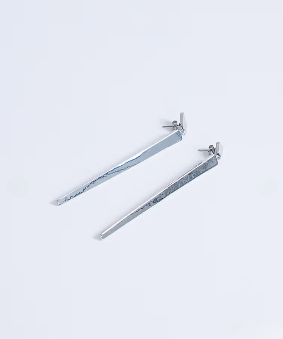 Topshop&nbsp;&ndash;&nbsp;Cora &ndash; Boucles d&rsquo;oreilles pendantes asym&eacute;triques &ndash; Argent&eacute; &agrave; 15,99&nbsp;&euro; chez ASOS