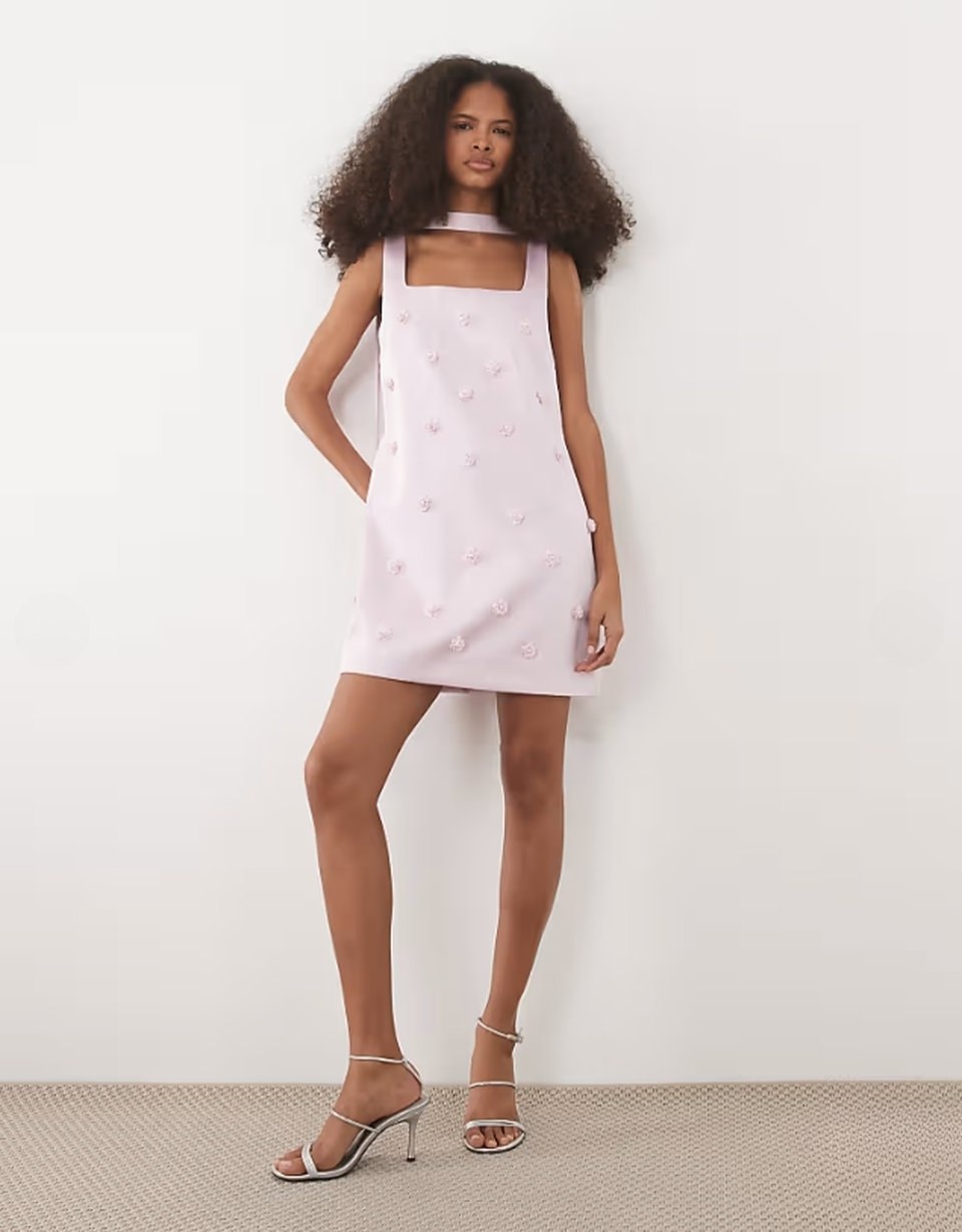 Six Stories&nbsp;&ndash;&nbsp;Six Stories &ndash; Robe courte &agrave; bretelles orn&eacute;es de perles &ndash; Lilas &agrave; 145,99&nbsp;&euro; chez ASOS