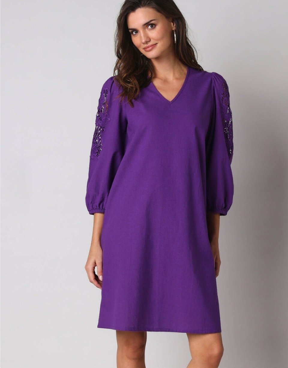 Lora Zellini&nbsp;&ndash;&nbsp;Robe courte col V, manches bouffantes &agrave; broderies ajour&eacute;es &agrave; 37,99&nbsp;&euro; chez Blancheporte