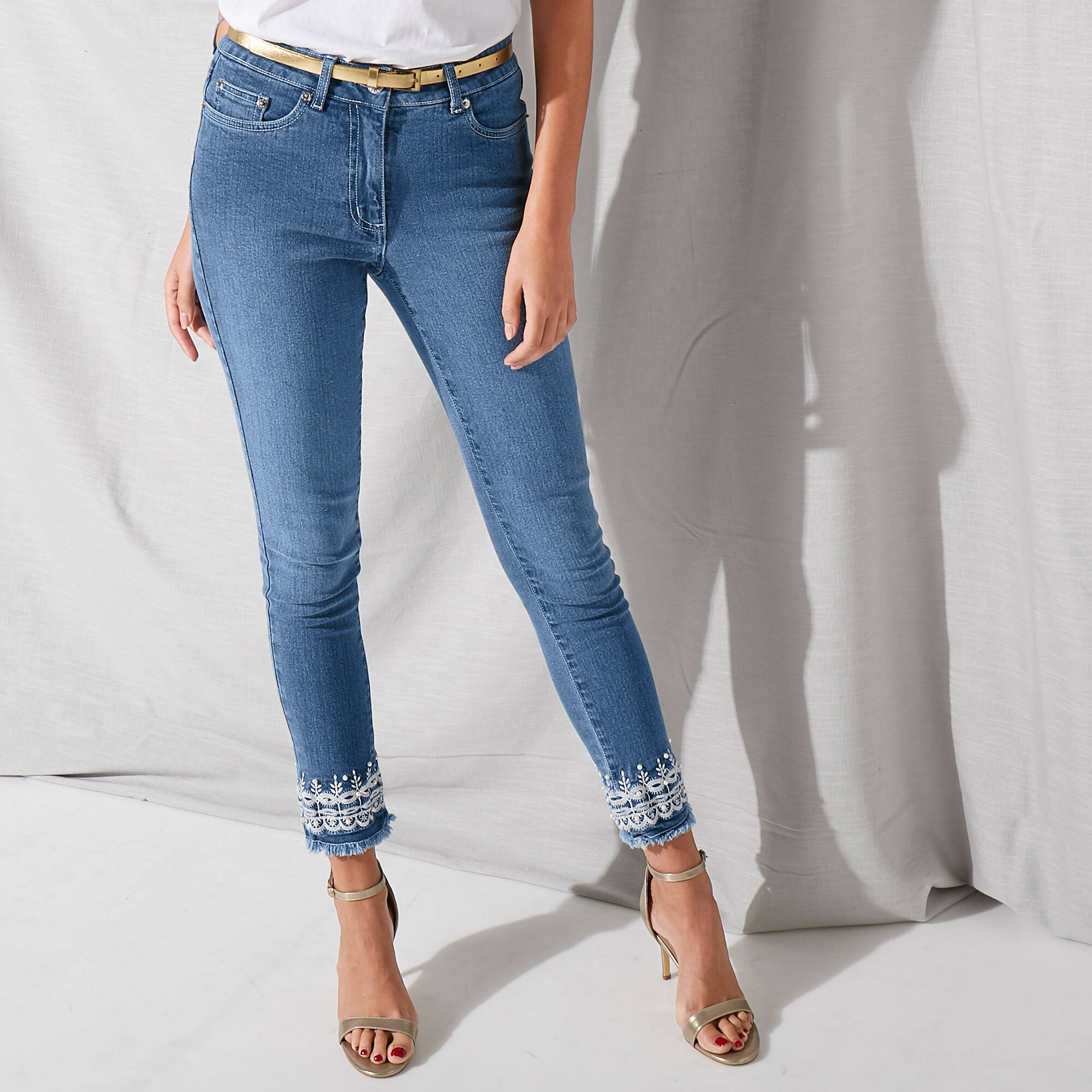Lora Zellini&nbsp;&ndash;&nbsp;Jean 7/8 fusel&eacute; brod&eacute; &ndash; Blancheporte &agrave; <del>45,99&nbsp;&euro;</del>&nbsp;29,99&nbsp;&euro; chez Blancheporte