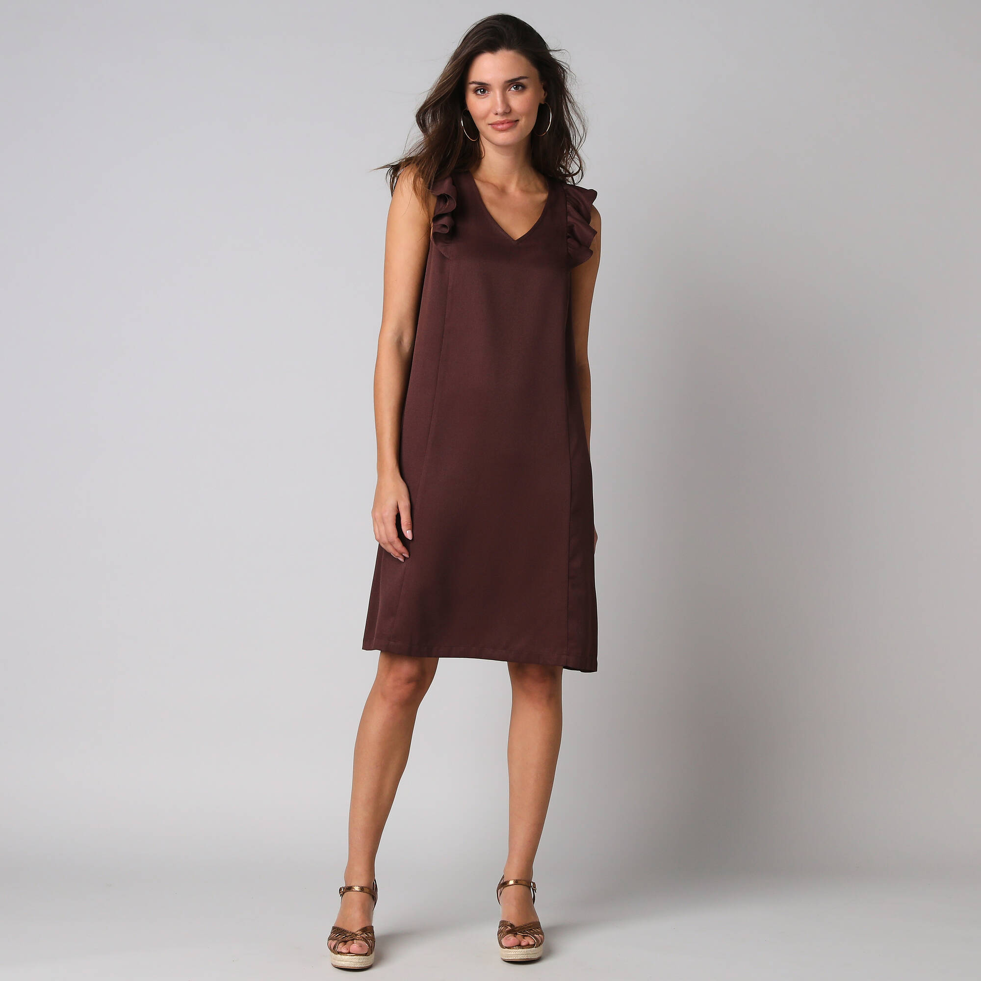 Lora Zellini&nbsp;&ndash;&nbsp;Robe courte col V unie, &agrave; mancherons volant&eacute;s &ndash; Blancheporte &agrave; <del>29,99&nbsp;&euro;</del>&nbsp;19,49&nbsp;&euro; chez Blancheporte