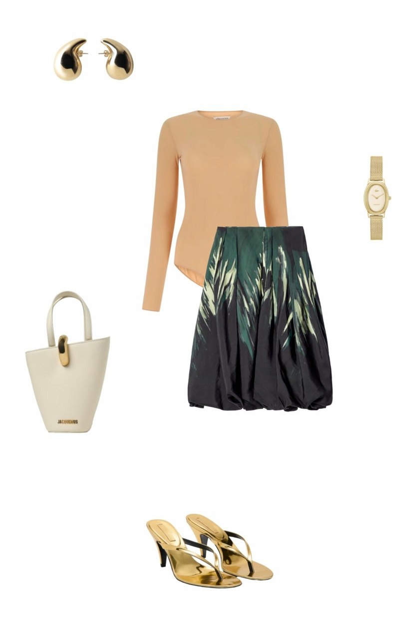 Look avec une jupe boule noire &agrave; motifs et des tongs &agrave; talons dor&eacute;es