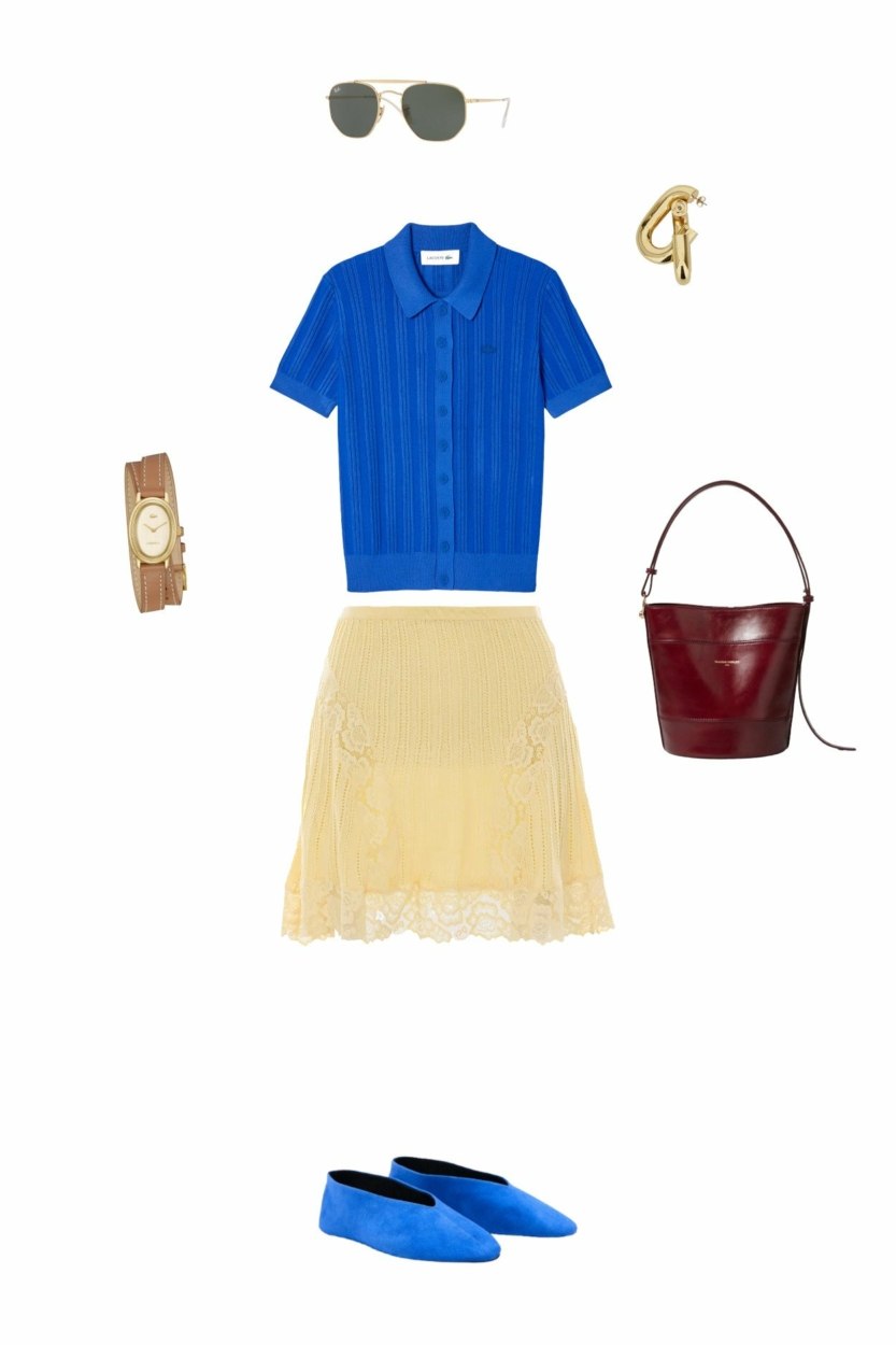 Look preppy avec un polo bleu &eacute;lectrique et une minijupe beurre