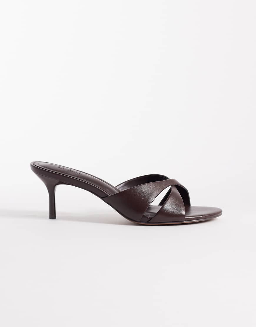 ASOS DESIGN &ndash; Hum &ndash; Mules &agrave; talon mi-haut et brides crois&eacute;es en cuir de qualit&eacute; sup&eacute;rieure &ndash; Chocolat-Brown
