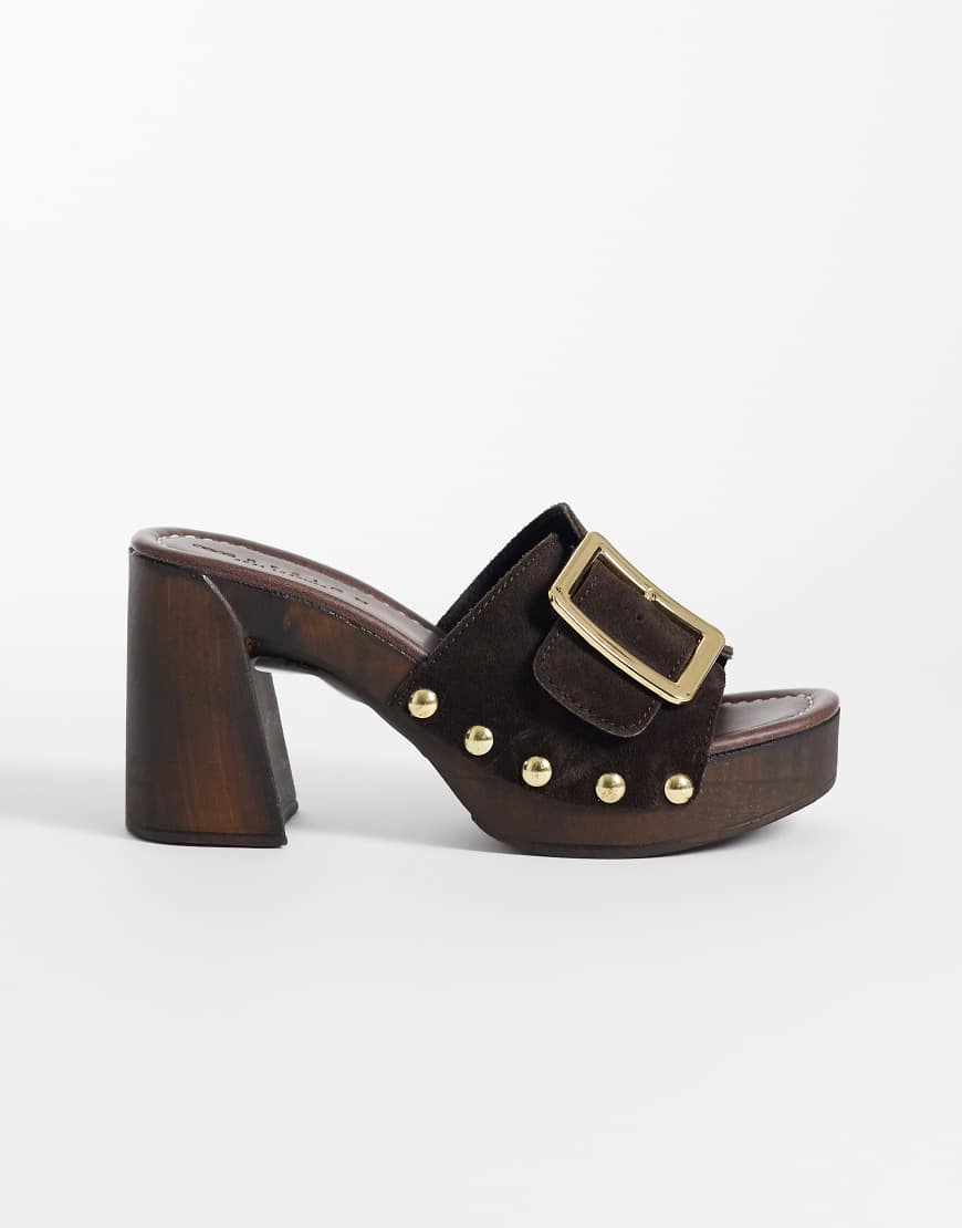 ASOS DESIGN &ndash; Hometown &ndash; Sabots style mules &agrave; talon et boucle oversize en daim de qualit&eacute; sup&eacute;rieure &ndash; Chocolat-Marron