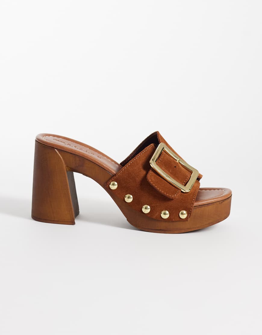 ASOS DESIGN &ndash; Hometown &ndash; Sabots style mules &agrave; talon et boucle oversize en daim de qualit&eacute; sup&eacute;rieure &ndash; Fauve-Marron