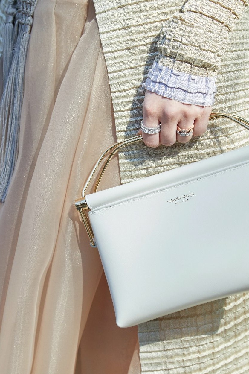 Tendance organza : 10 looks vus dans les rues des Fashions Weeks