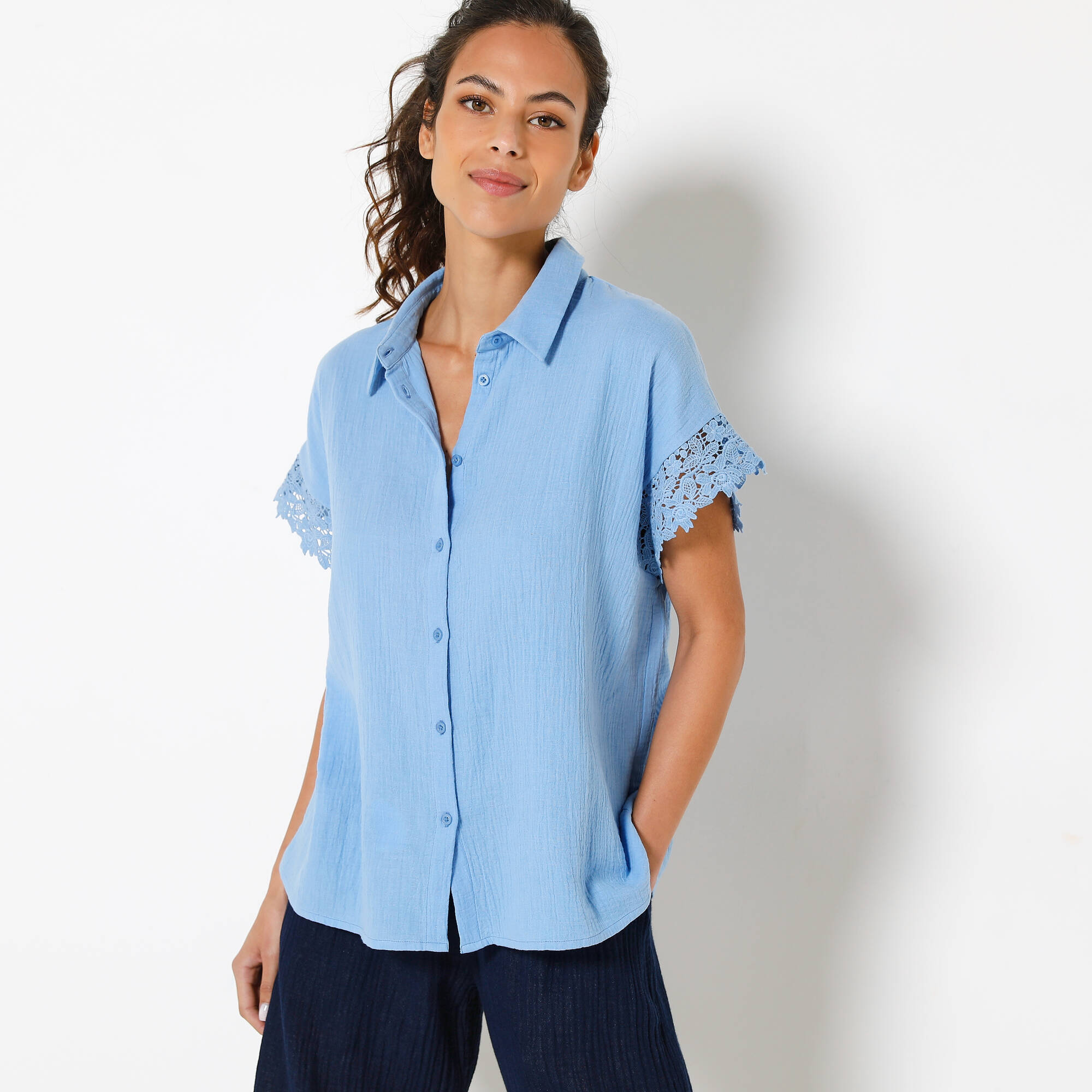 Chemisier manches courtes &agrave; d&eacute;tail macram&eacute;, gaze de coton &ndash; Blancheporte