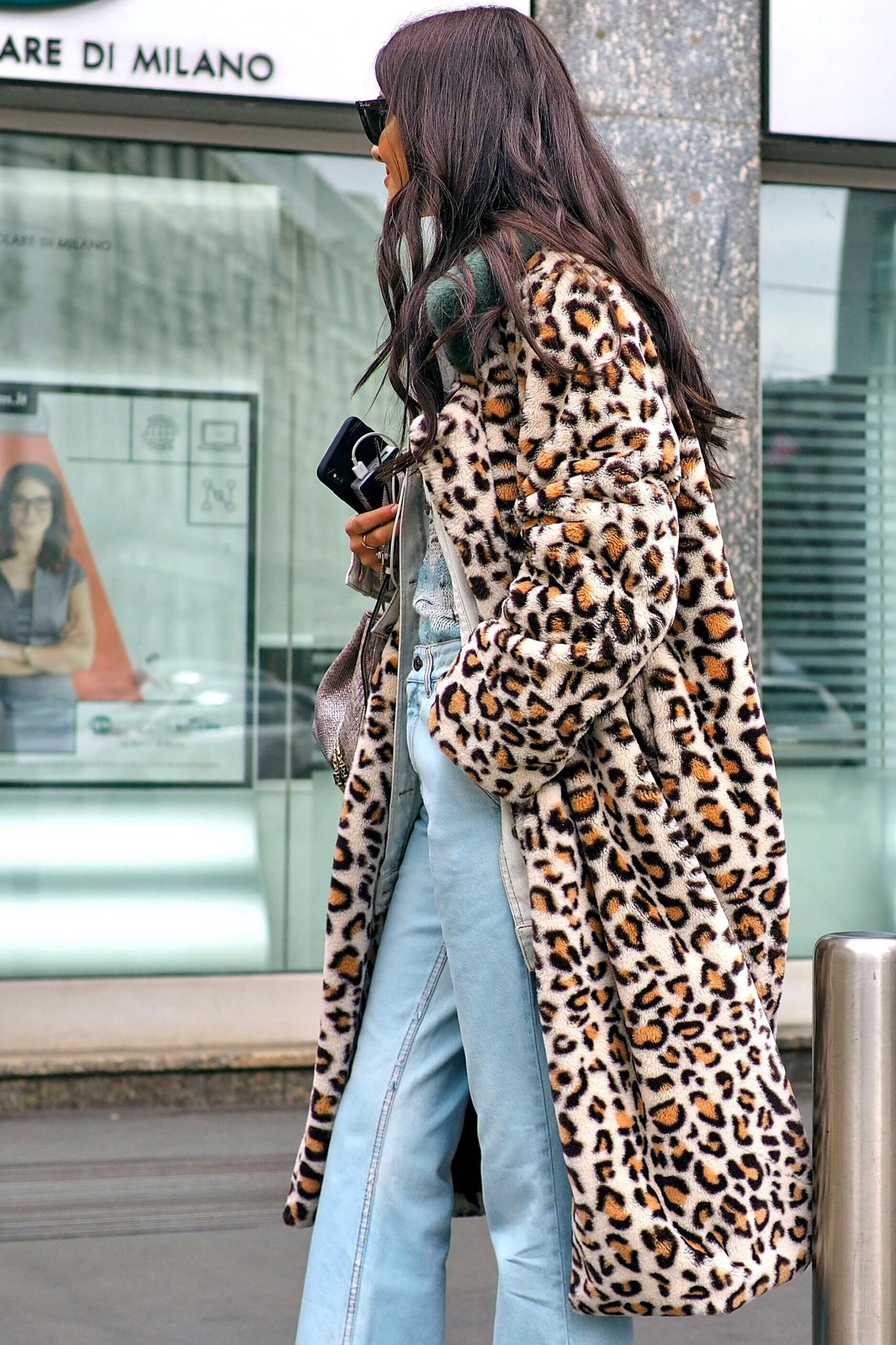 Manteau léopard : comment le porter avec chic