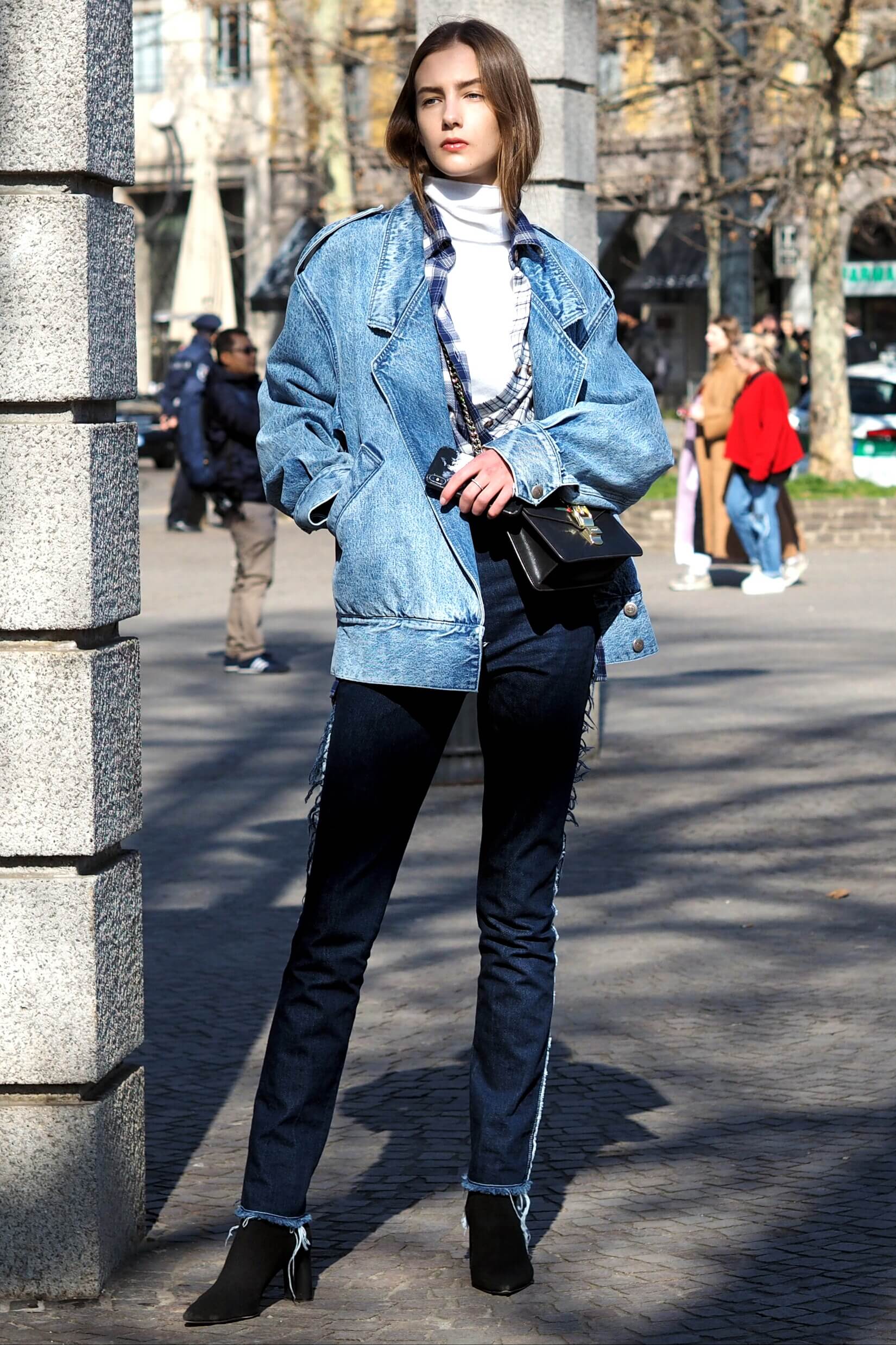 Comment porter le jean droit indémodable : 10 looks