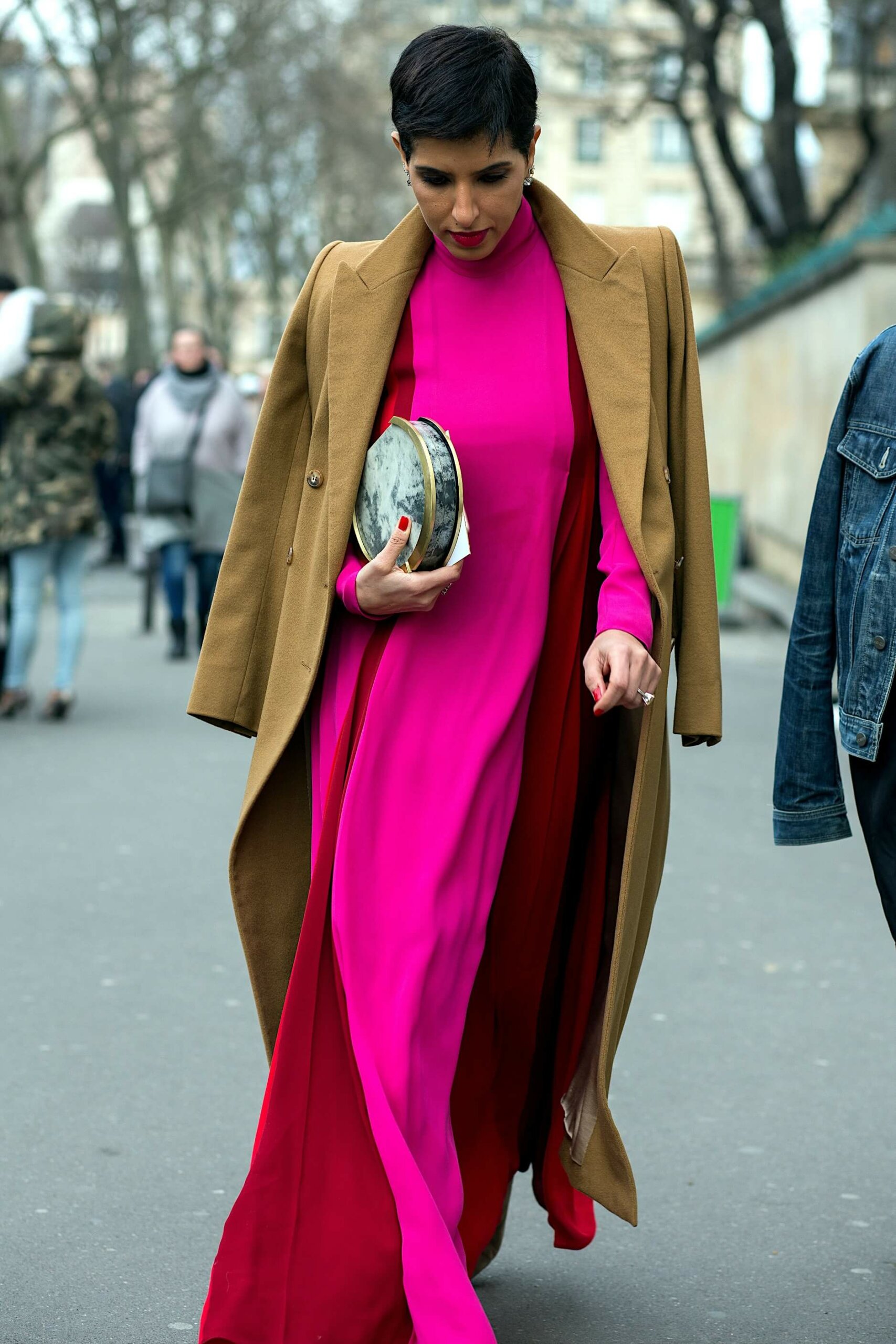 Robe fuchsia femme : une inspiration de tenue à porter en automne/hiver
