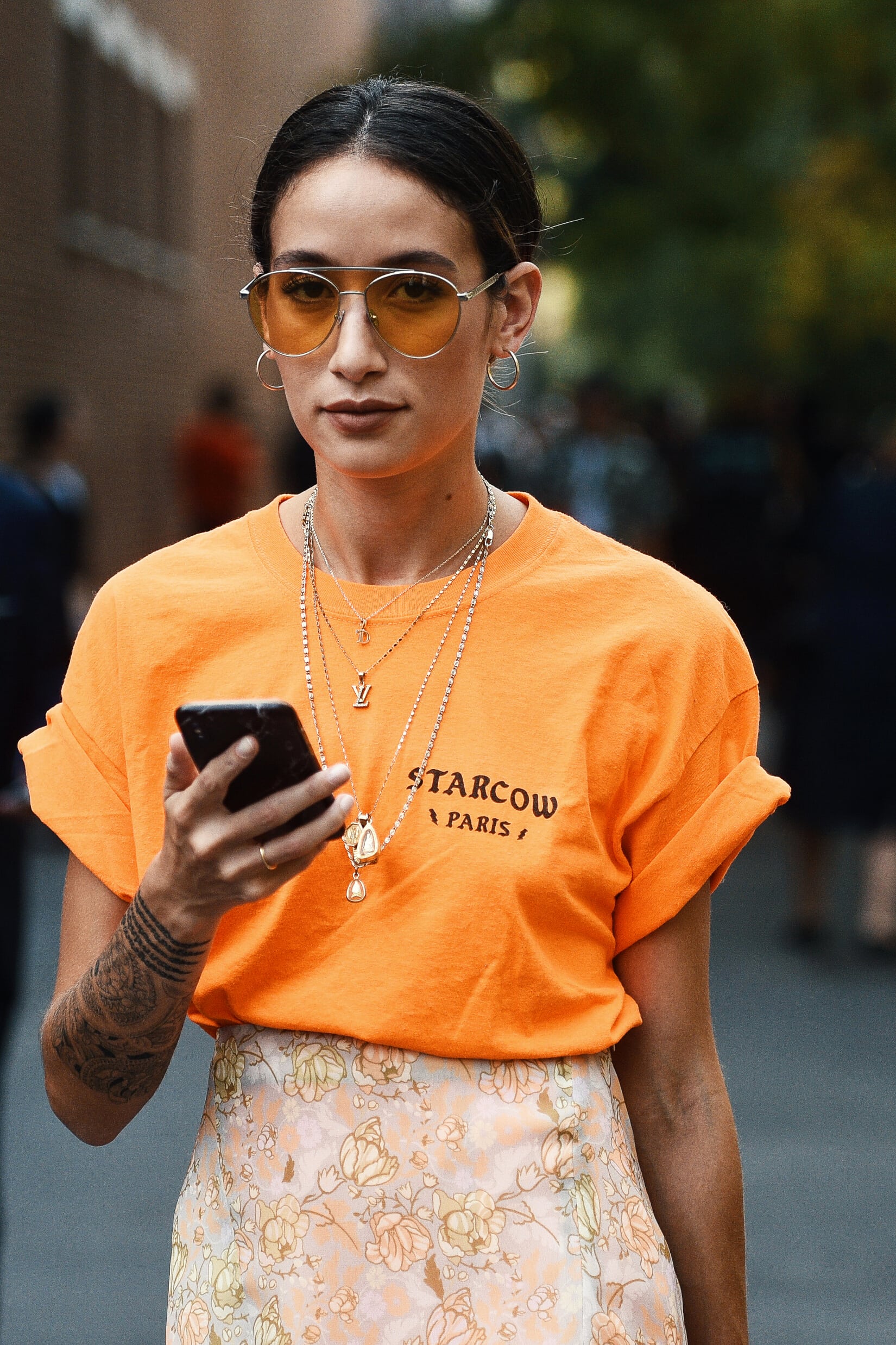 T-shirt et lunettes de soleil orange à la Fashion Week de Milan Printemps/Été 2019-2020 © AGCreativeLab/Depositphotos