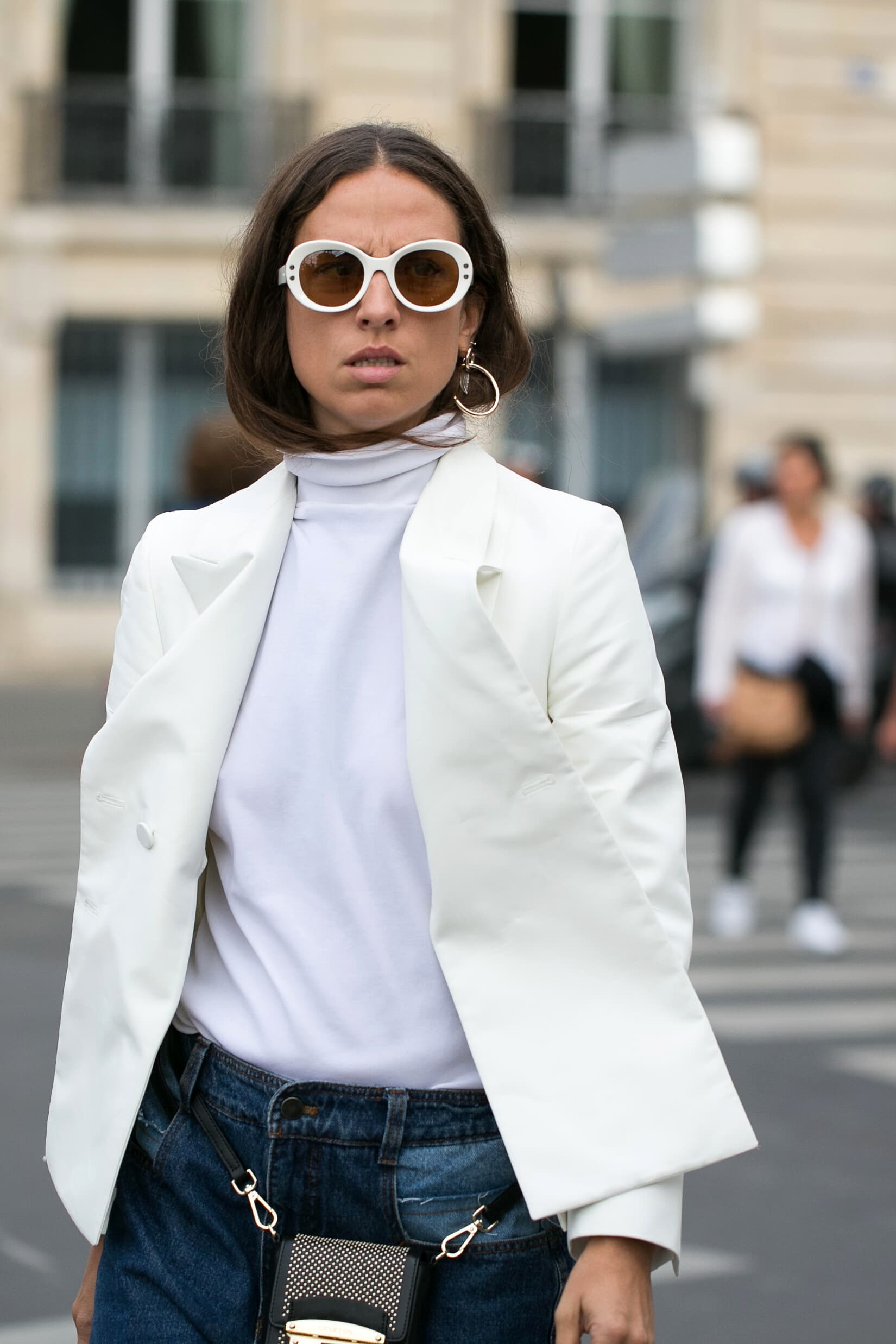 Lunettes blanches style années 60 à la Fashion Week de Paris Printemps/Été 2017 © DKSStyle/Shutterstock