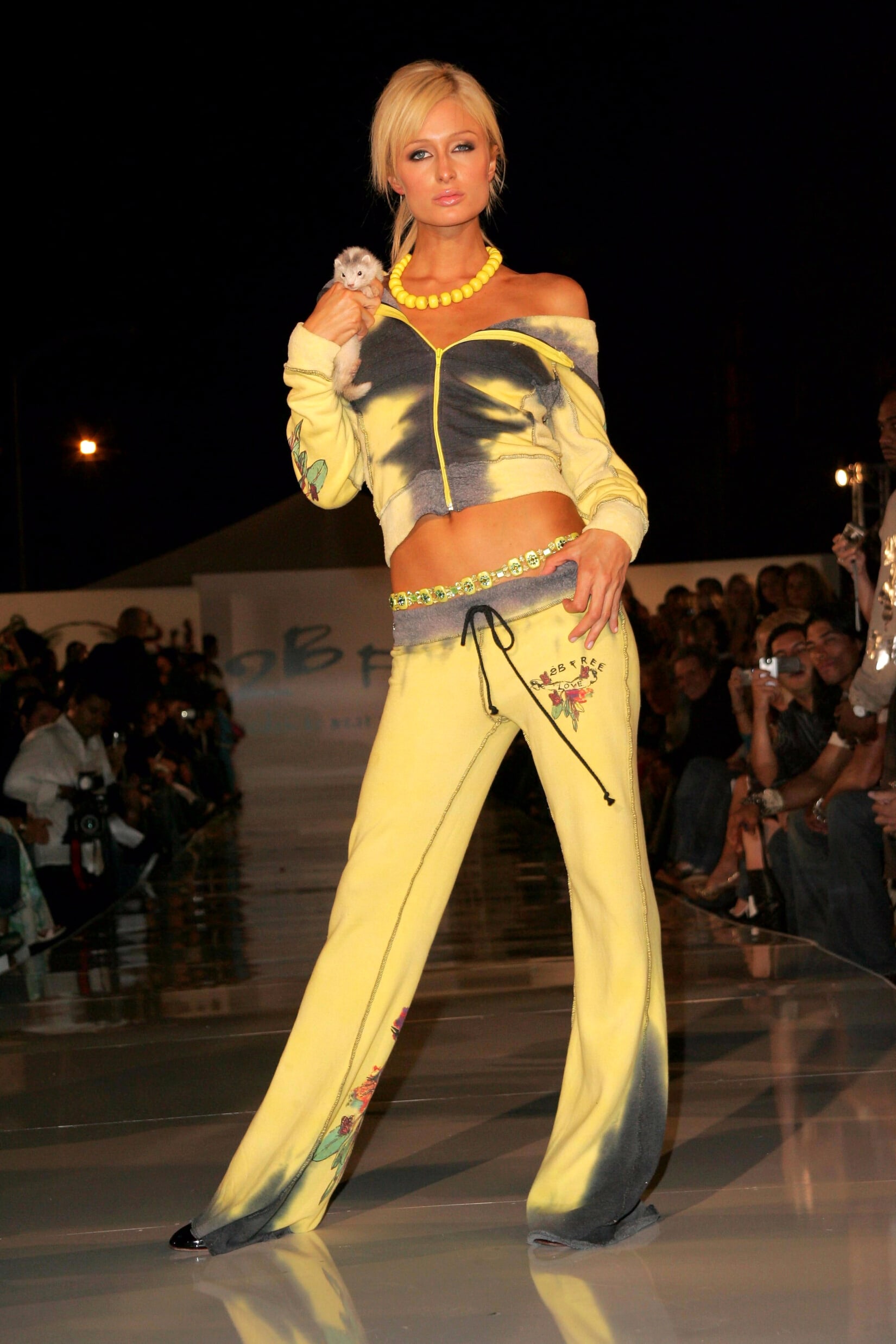 Paris Hilton en tracksuit en molleton tie and dye au défilé 2 Be Free Printemps 2006 © s_bukley/Depositphotos