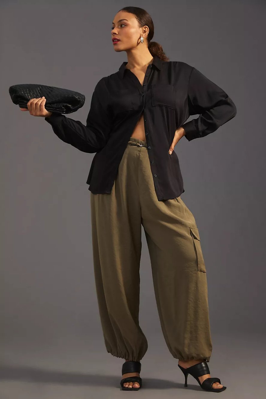 Pantalon du style cargo ou treillis pour femme