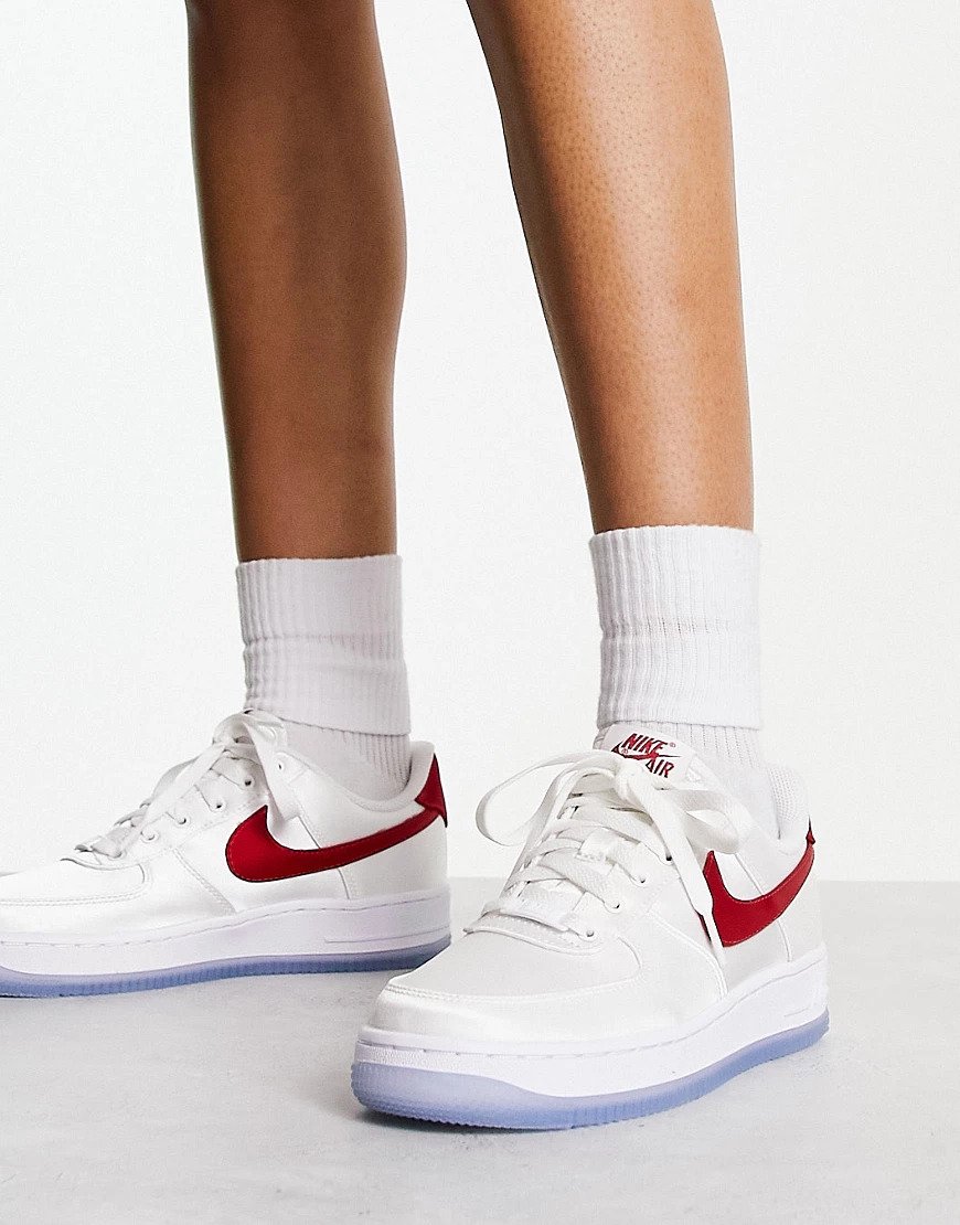 Nike – Air Force 1 – Baskets satinées – Blanc/rouge campus