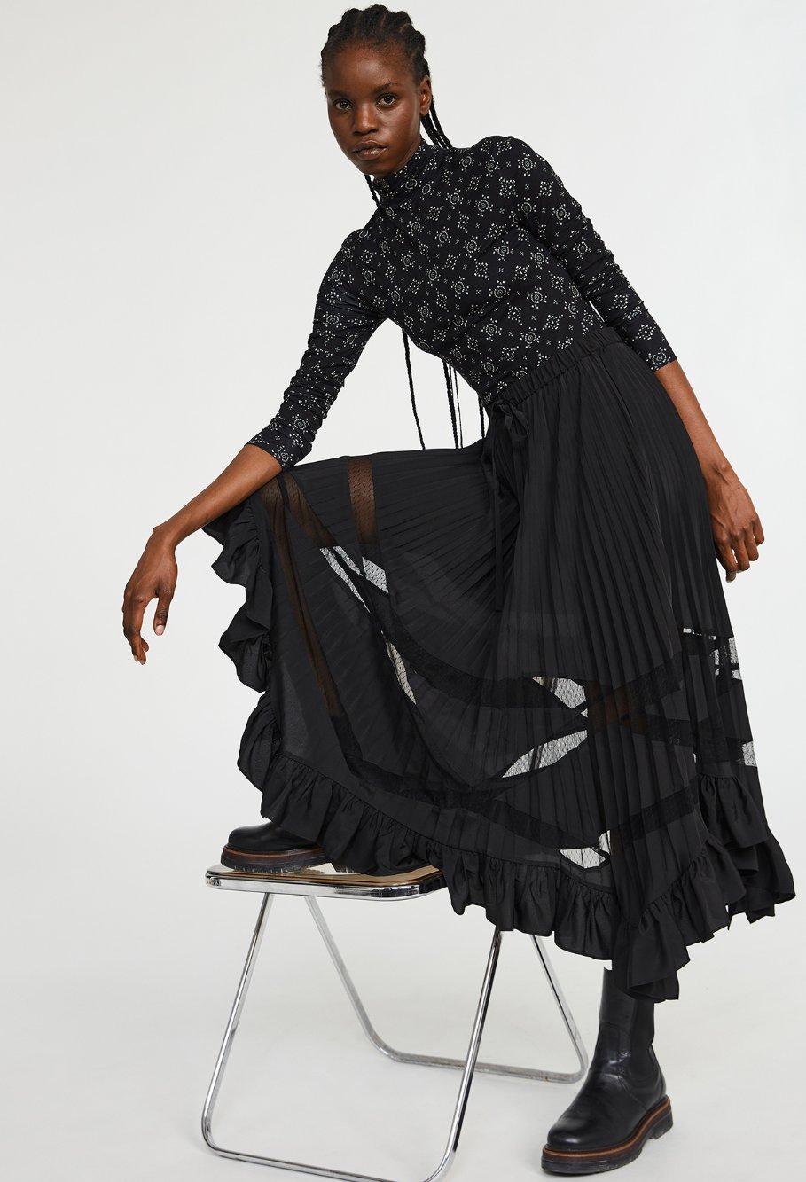 Claudie Pierlot – Jupe longue plissée asymétrique noire à 225 € chez Claudie Pierlot