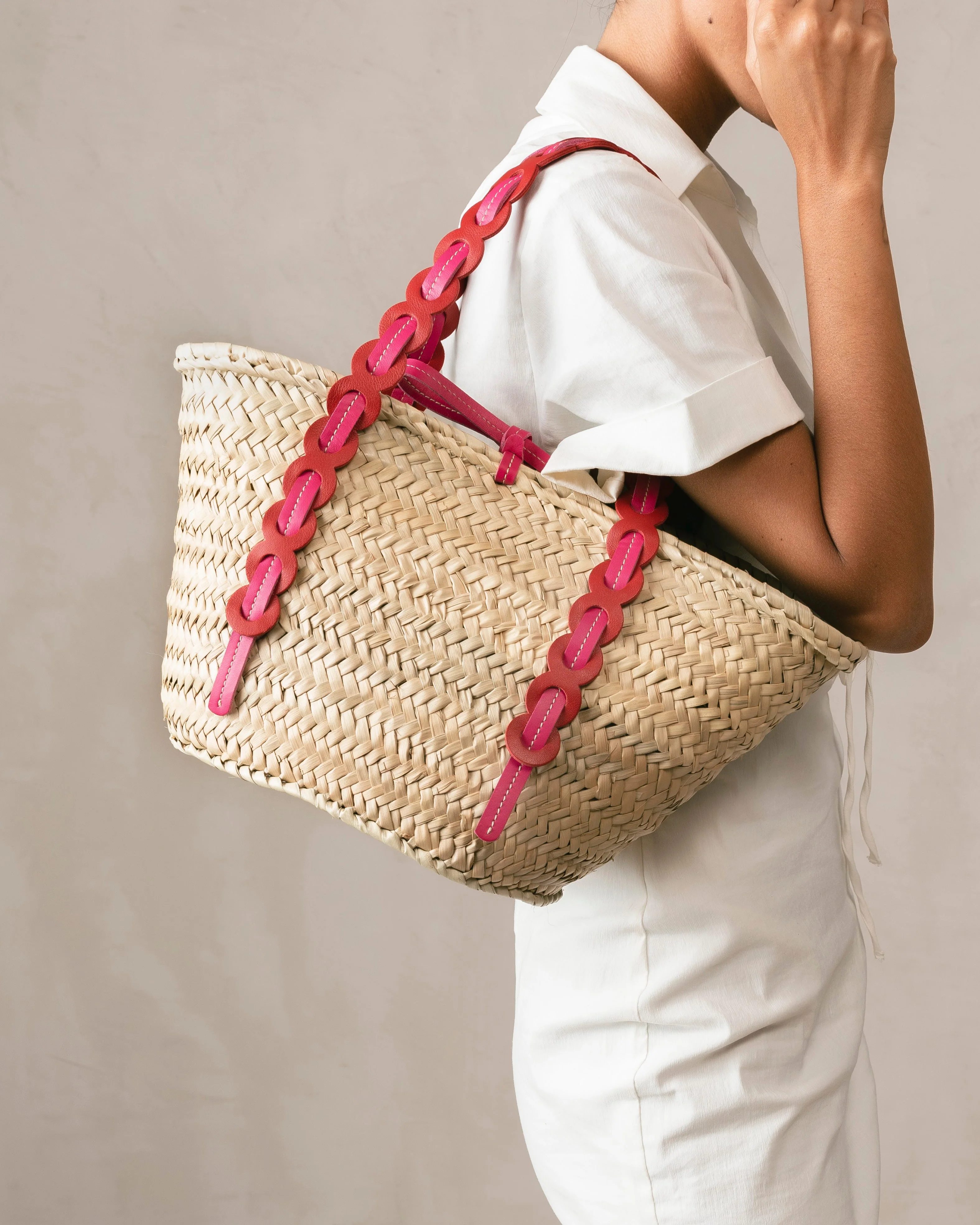 Alohas – Palmette – Red and Pink Leather Straw Bag à 125,00 € chez Alohas
