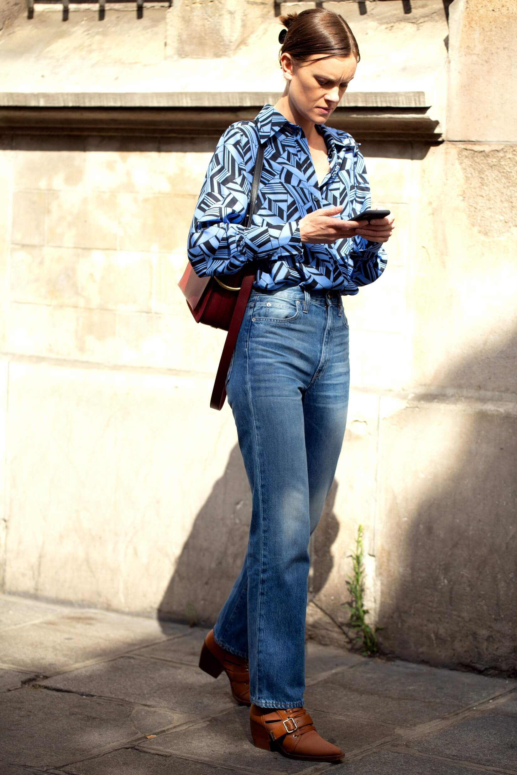 Comment porter le jean droit indémodable : 10 looks